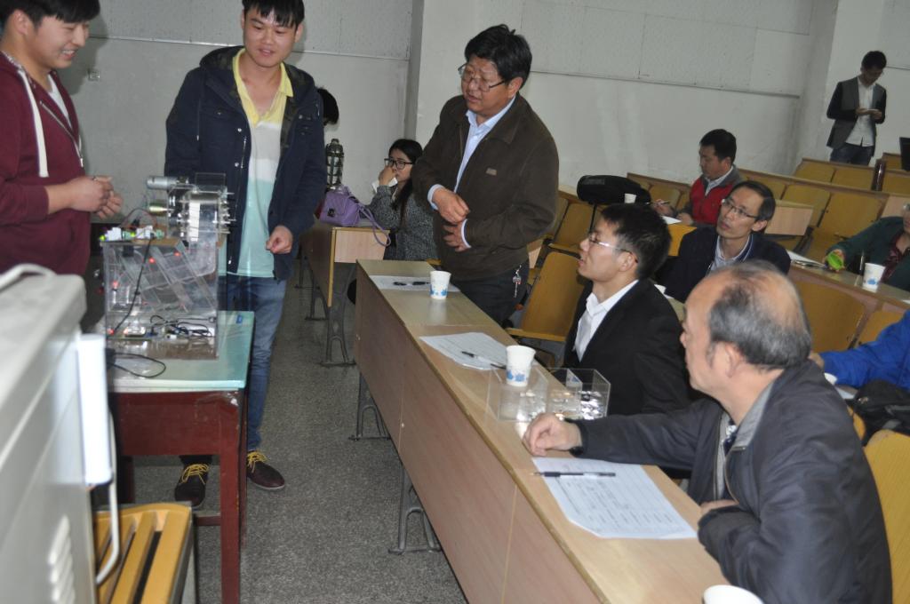 探花精选
刘福建等同学对作品进行介绍